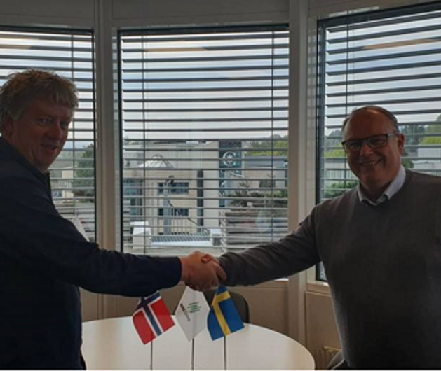 Contract signing between „NRC Group AS, Terje Börresen“ and „Eiffage Rail Nordic, Patrik Nilsson“